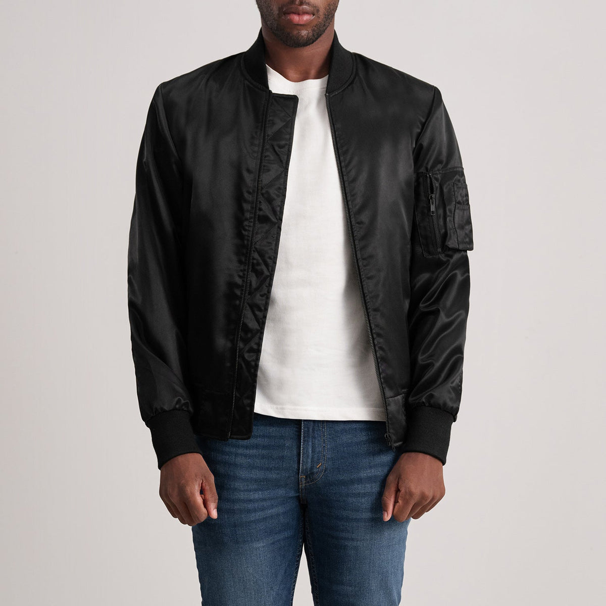 
Quinton MA-1 Nero Bomber in Pelle da Uomo - Vista laterale che mostra il taglio ergonomico delle maniche