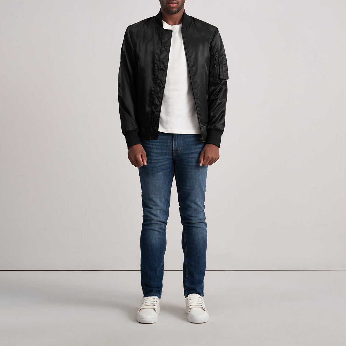
Dettaglio ravvicinato of Varsity & Zipper Hardware on Quinton MA-1 Nero Bomber in Pelle da Uomo