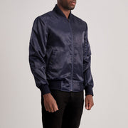 
Blue Satin Bomber Jacket - Vista posteriore con spalle definite e orlo pulito