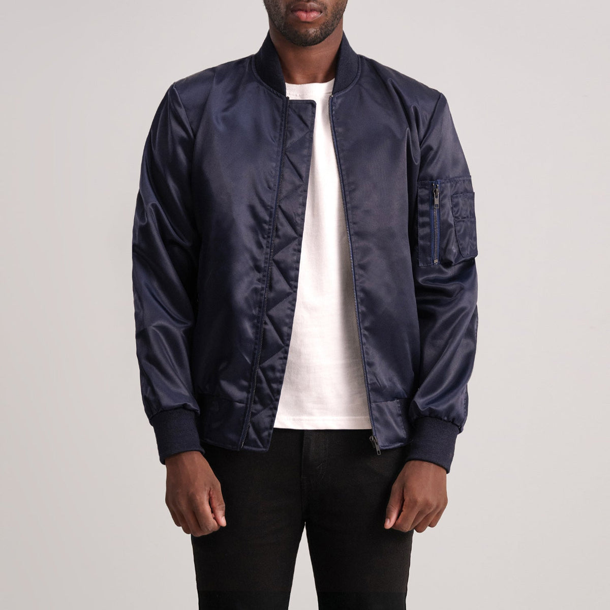 
Quinton MA-1 Blu Bomber in Pelle da Uomo - Vista laterale che mostra il taglio ergonomico delle maniche