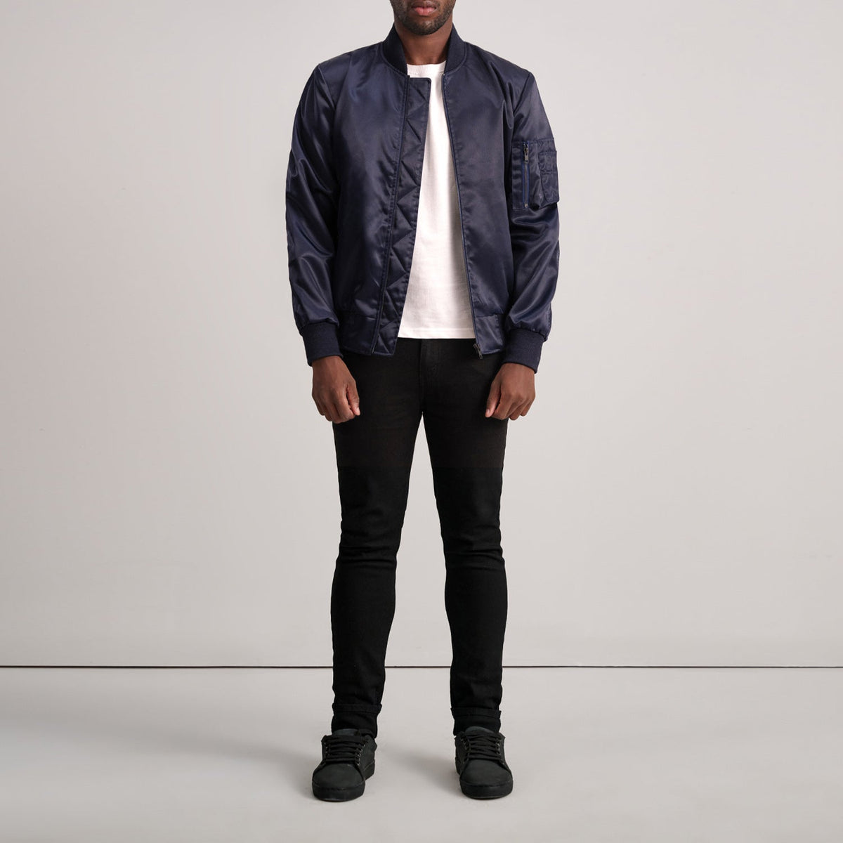 
Dettaglio ravvicinato of Varsity & Zipper Hardware on Quinton MA-1 Blu Bomber in Pelle da Uomo