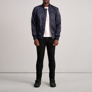
Dettaglio ravvicinato of Varsity & Zipper Hardware on Quinton MA-1 Blu Bomber in Pelle da Uomo