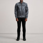 Dettaglio ravvicinato of Varsity &amp; Zipper Hardware on Quinton MA-1 Grigio Bomber in Pelle da Uomo