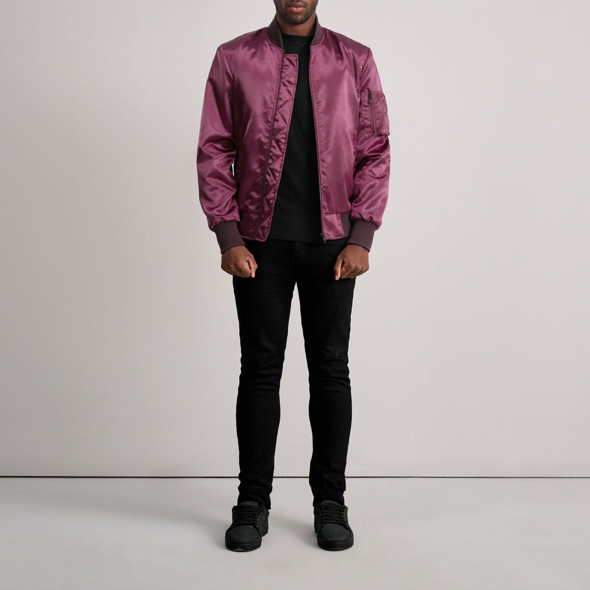 Dettaglio ravvicinato of Varsity &amp; Zipper Hardware on Quinton MA-1 Bordeaux Bomber in Pelle da Uomo