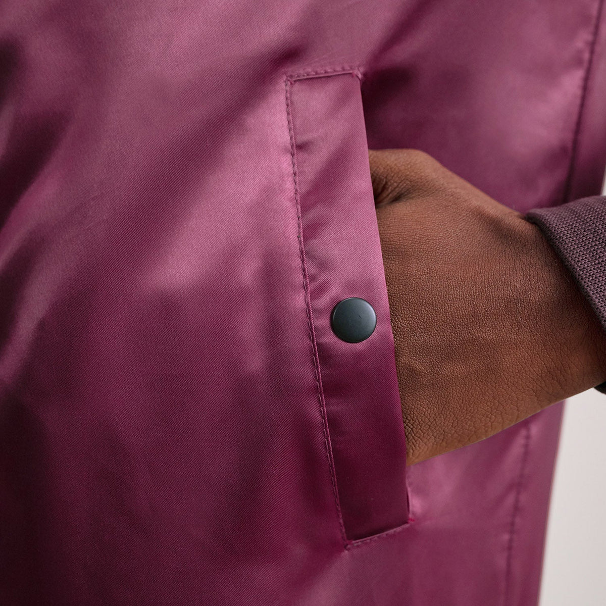 Vista interna Showing Polyester Lining &amp; Dual Inside Utility Storage Pockets