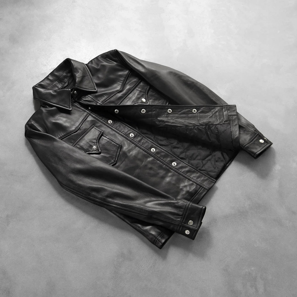 Button &amp; Hem Craftsmanship Construction Detail on Men's Ranchson Nero Leather Shirt da Uomo
