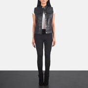 
Rayne Moto Nero Gilet in Pelle da Donna - Vista laterale che mostra il taglio ergonomico delle maniche