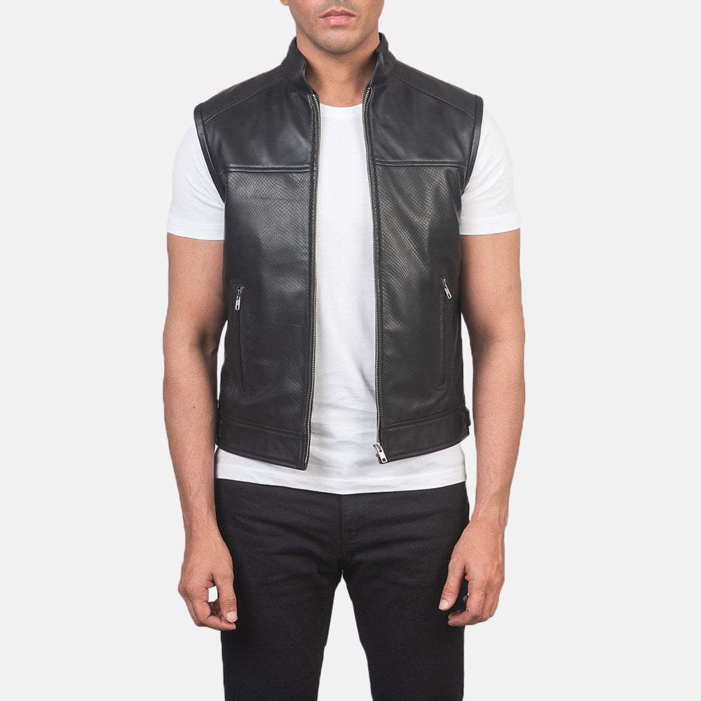 
Roland Nero Leather Biker Vest da Uomo in Black Cowhide &Amp; Sheepskin Leather - Vista frontale e silhouette sartoriale | Acquista online