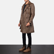 
Mocha Brown Calfskin Leather Trench Coat - Vista posteriore con spalle definite e orlo pulito