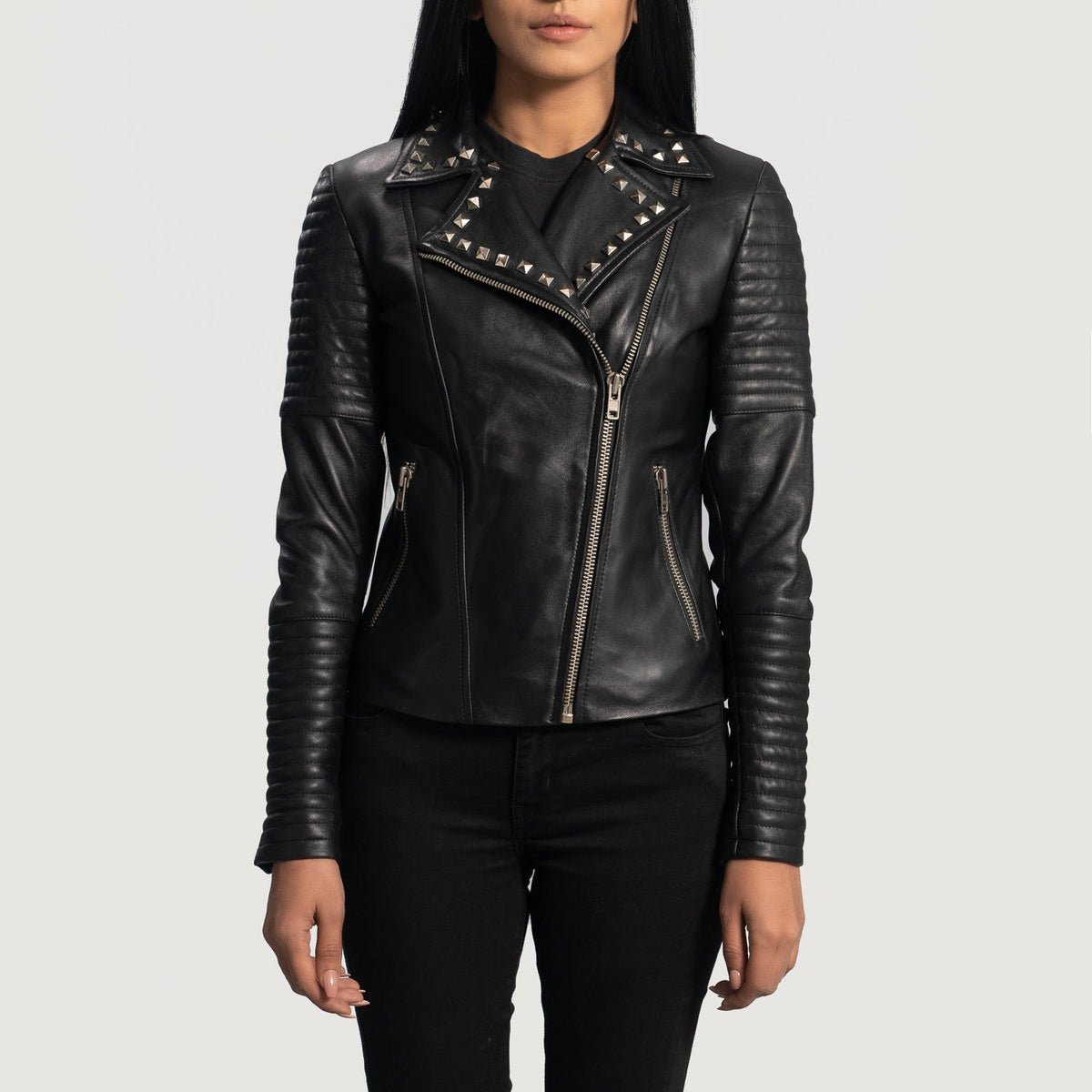 
Sally Mae con Borchie Nero Giacca Biker in Pelle da Donna in Black Sheepskin Leather - Vista frontale e silhouette sartoriale | Acquista online