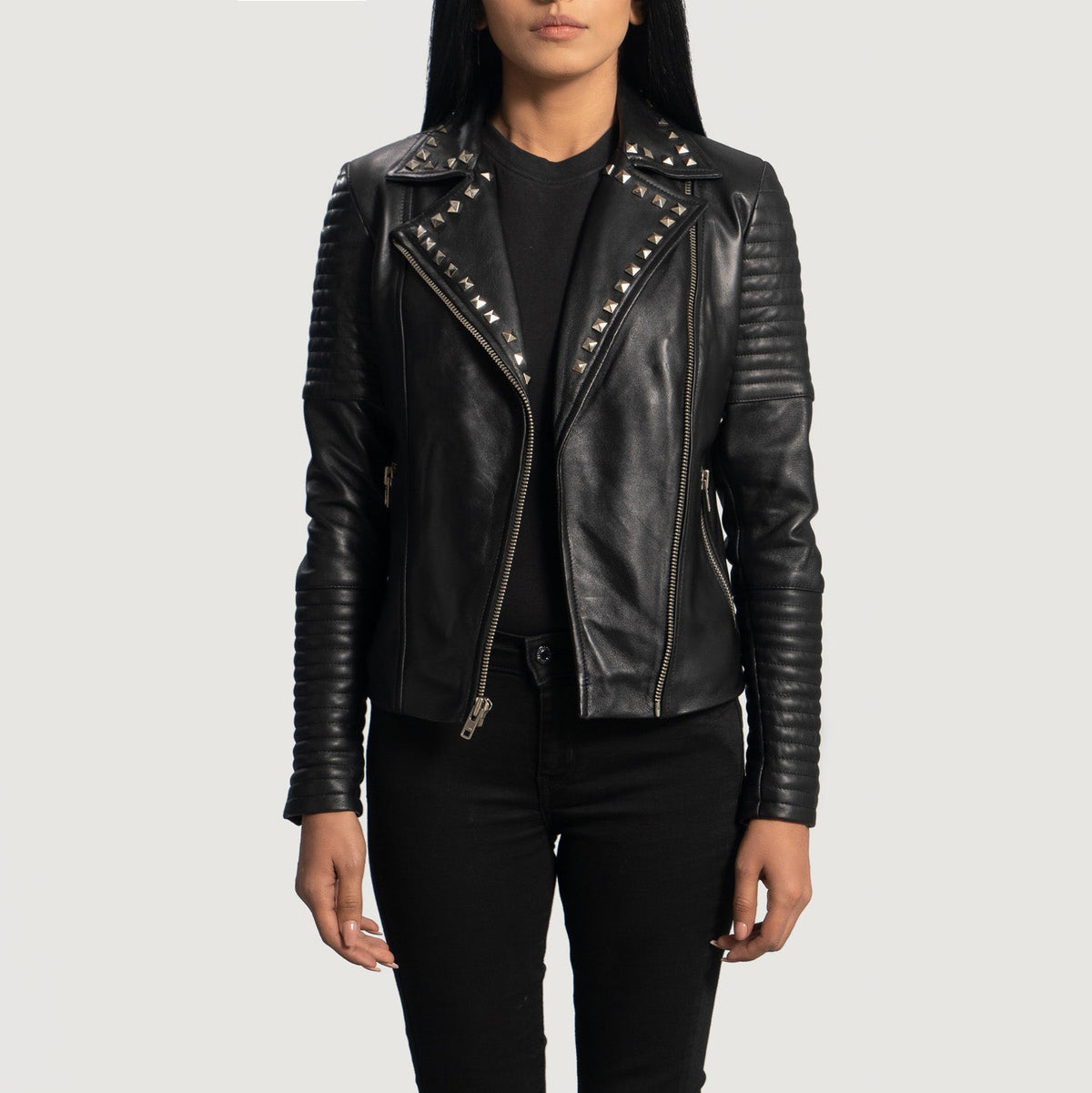 
Sally Mae con Borchie Nero Giacca Biker in Pelle da Donna - Vista laterale che mostra il taglio ergonomico delle maniche