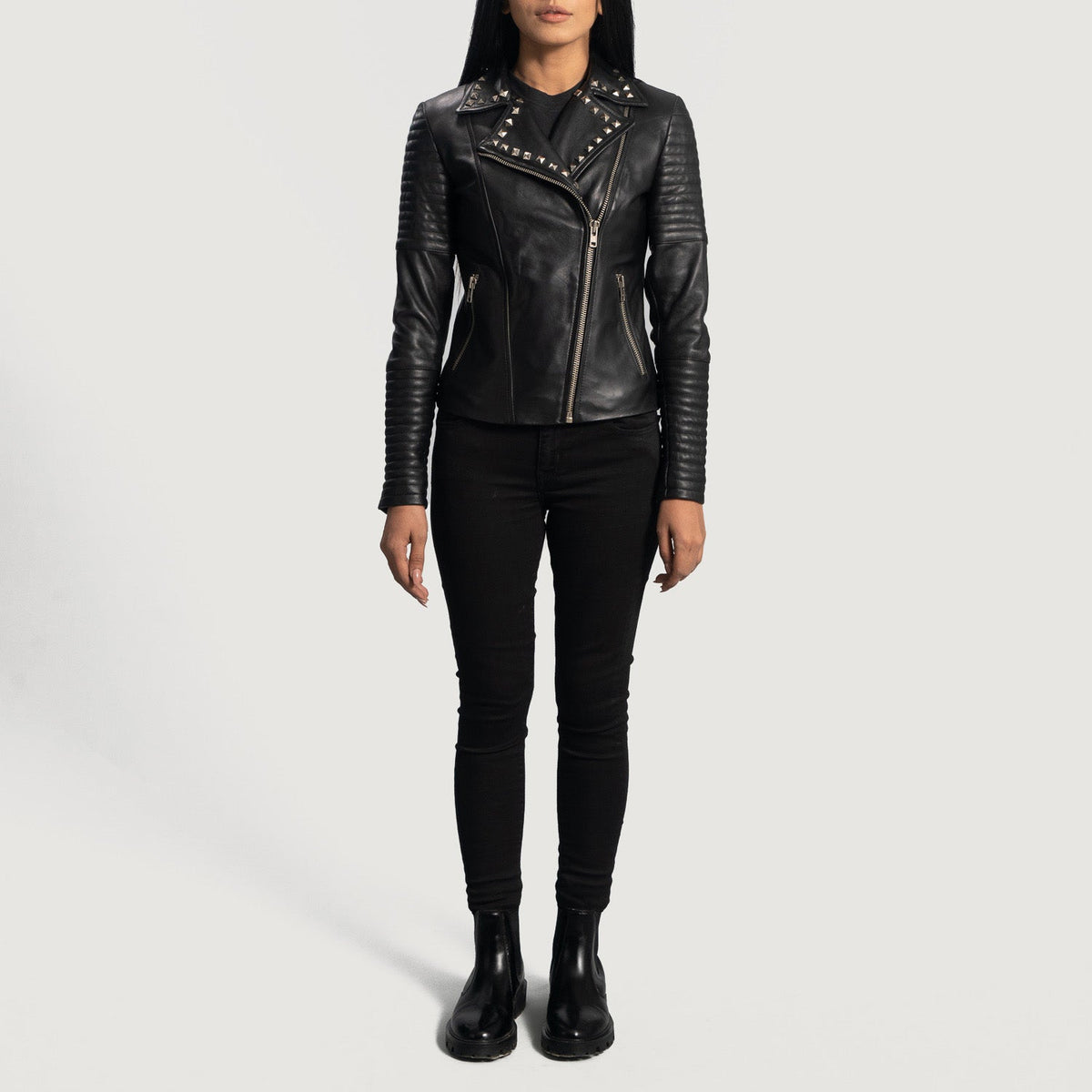 
Dettaglio ravvicinato of Notch & Zipper Hardware on Sally Mae con Borchie Nero Giacca Biker in Pelle da Donna