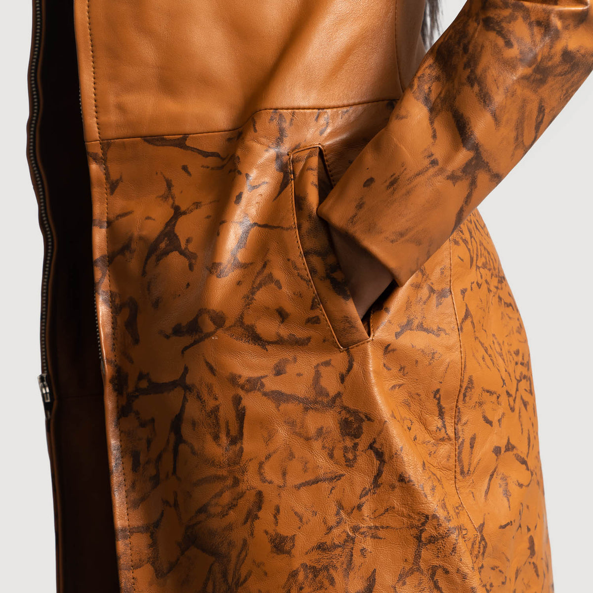 Vista interna Showing Quilted viscose lining &amp; Dual Inside Utility Storage Pockets