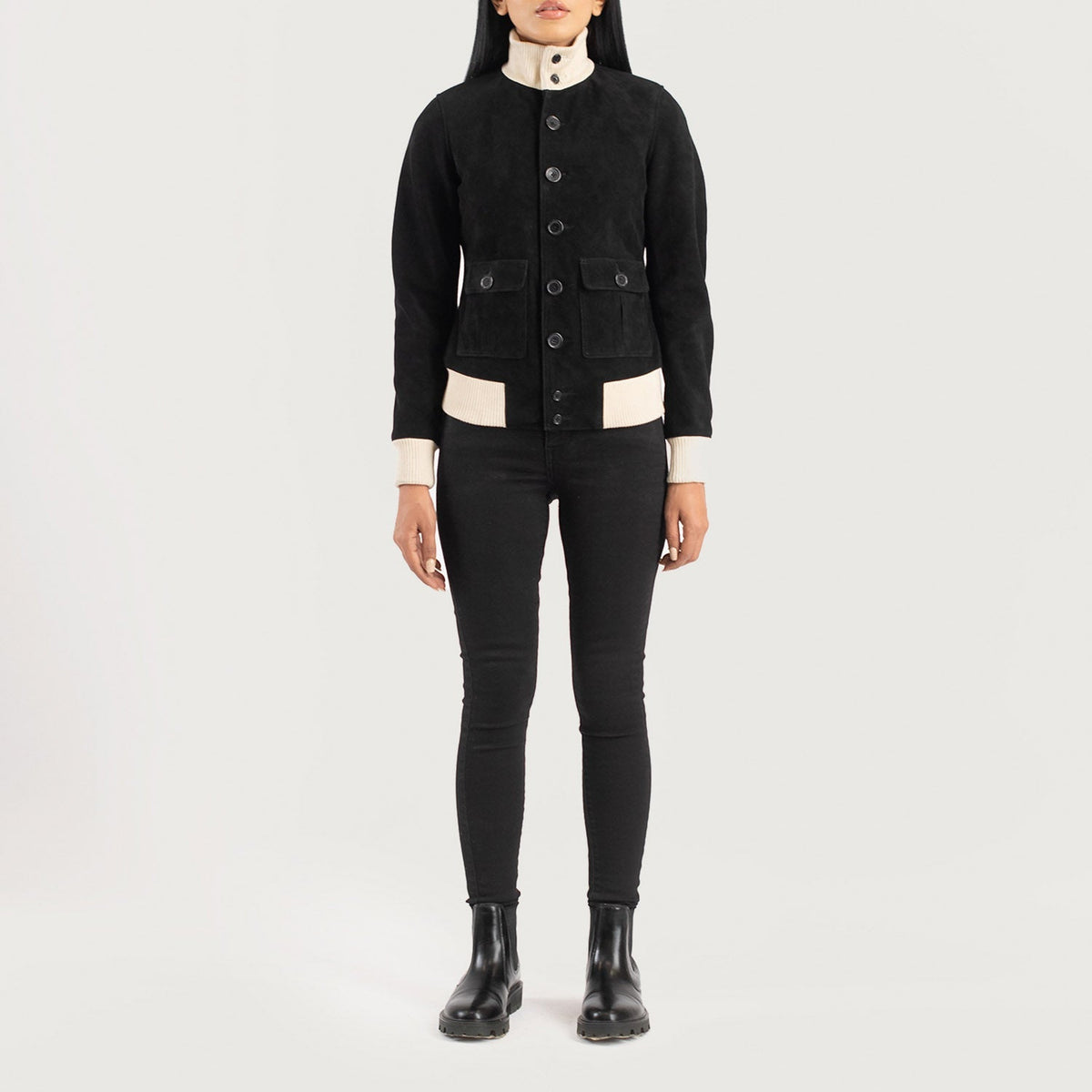 
Sasha A1 Black Suede Bomber Jacket - Vista laterale che mostra il taglio ergonomico delle maniche