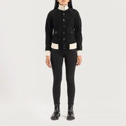 
Sasha A1 Black Suede Bomber Jacket - Vista laterale che mostra il taglio ergonomico delle maniche