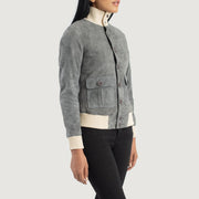 
Prospettiva indossata di Sasha A1 Black Suede Bomber Jacket su modello - Drappeggio naturale alla luce del giorno