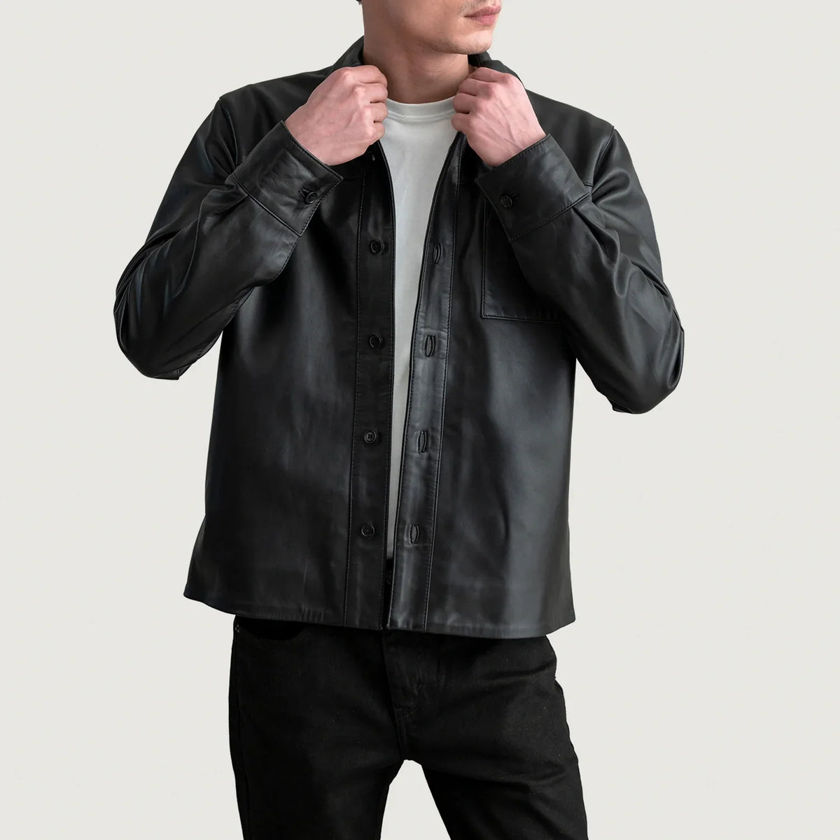 
Scout Nero Leather Shirt da Uomo in Black Sheepskin Leather - Vista frontale e silhouette sartoriale | Acquista online