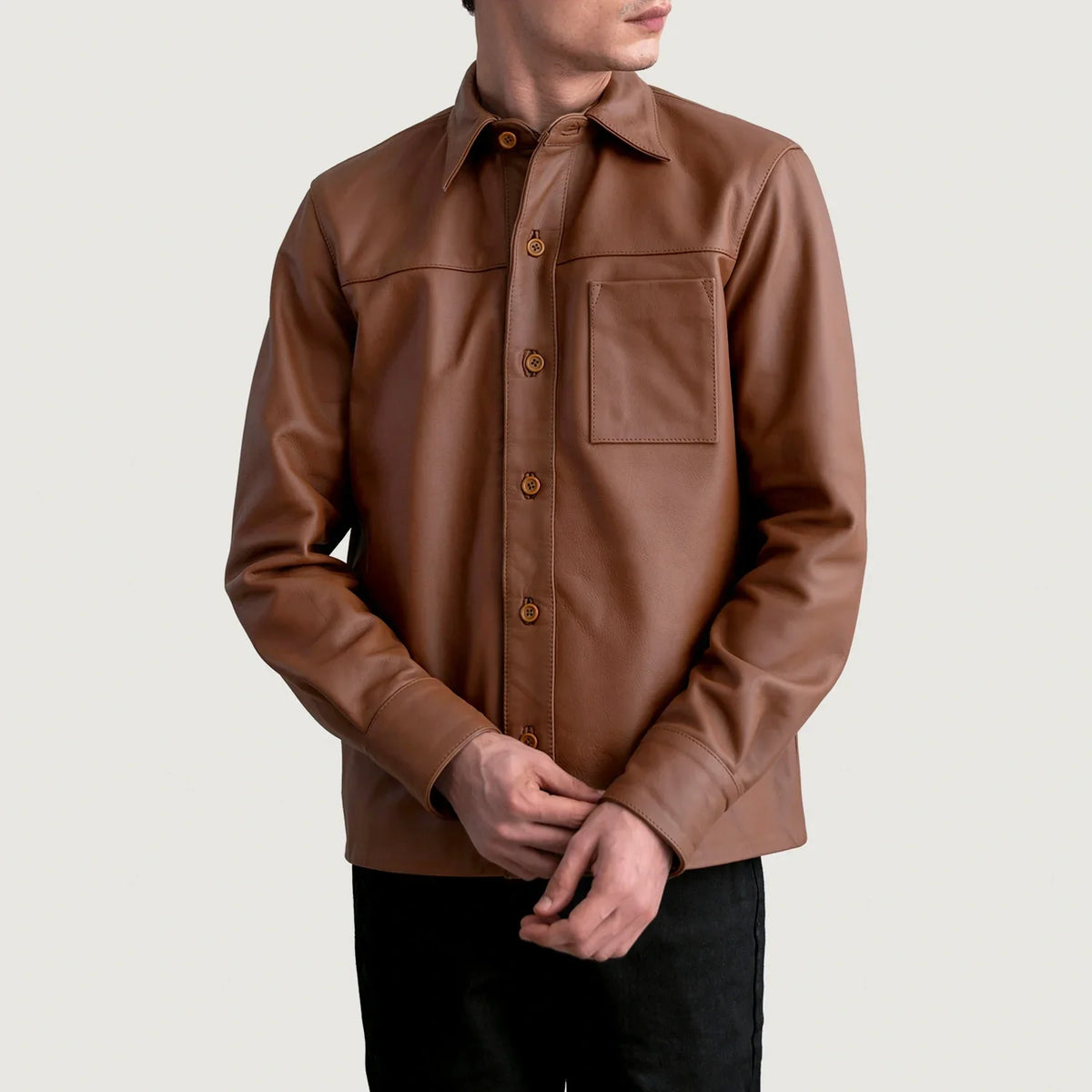
Scout Matte Marrone Leather Shirt da Uomo - Vista laterale che mostra il taglio ergonomico delle maniche