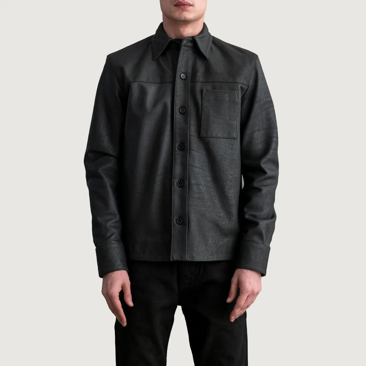 
Scout Tumbled Nero Leather Shirt da Uomo - Vista laterale che mostra il taglio ergonomico delle maniche