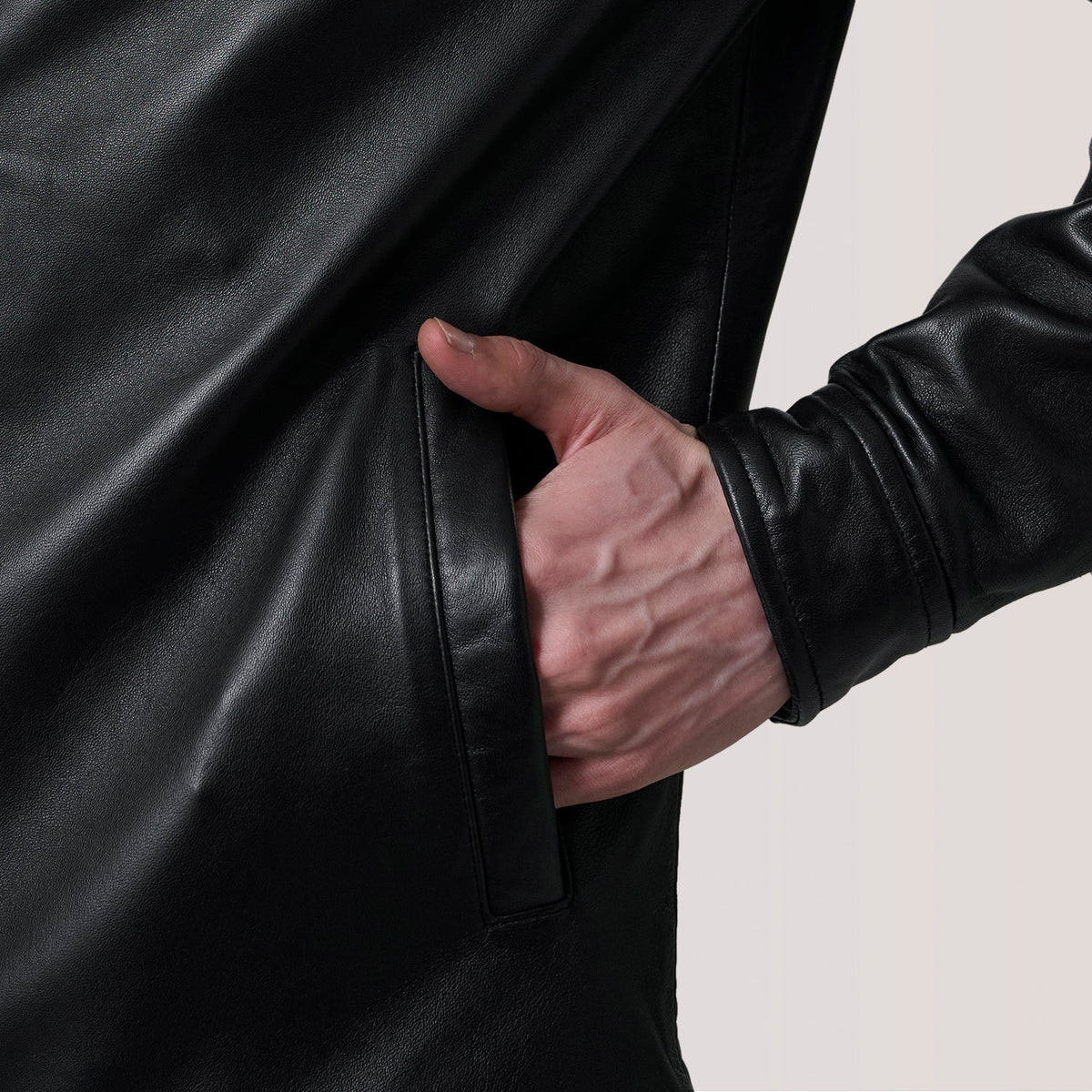 Vista interna Showing Quilted Polyester Lining &amp; Dual Inside Utility Storage Pockets