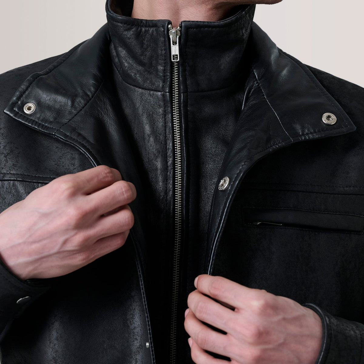 Dettaglio ravvicinato of Shirt &amp; Zipper Hardware on Sean Nero Snuffed Classic Giacca in Pelle da Uomo For Men
