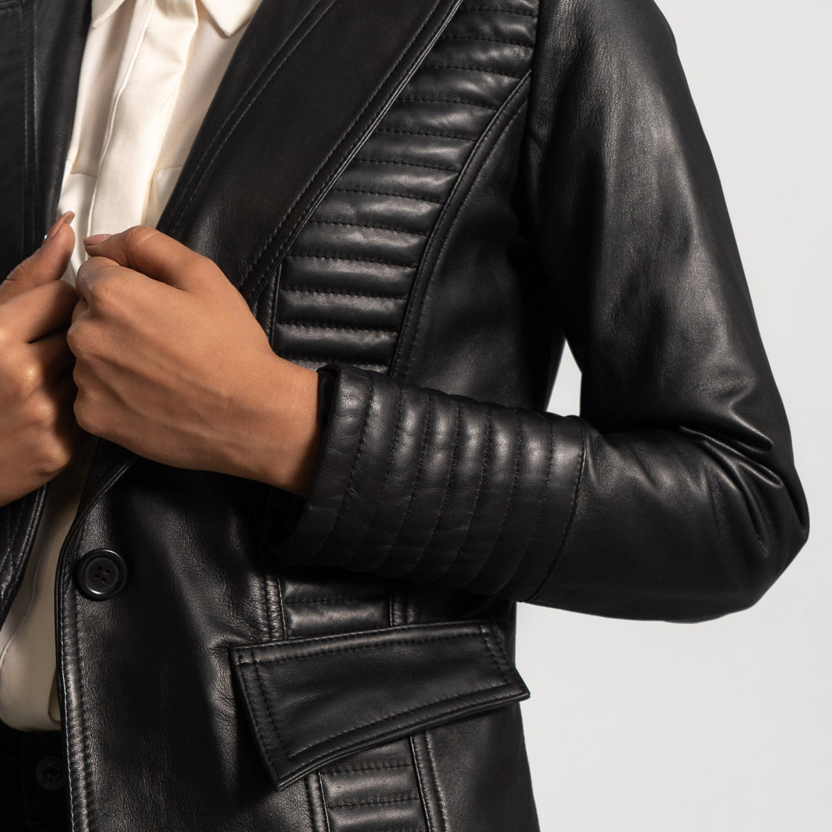 Women's Selina Nero Blazer in Pelle in Pelle da Donna - Lateral Side Profile View Showing Sleeve Cut &amp; Athletic Taper Fit