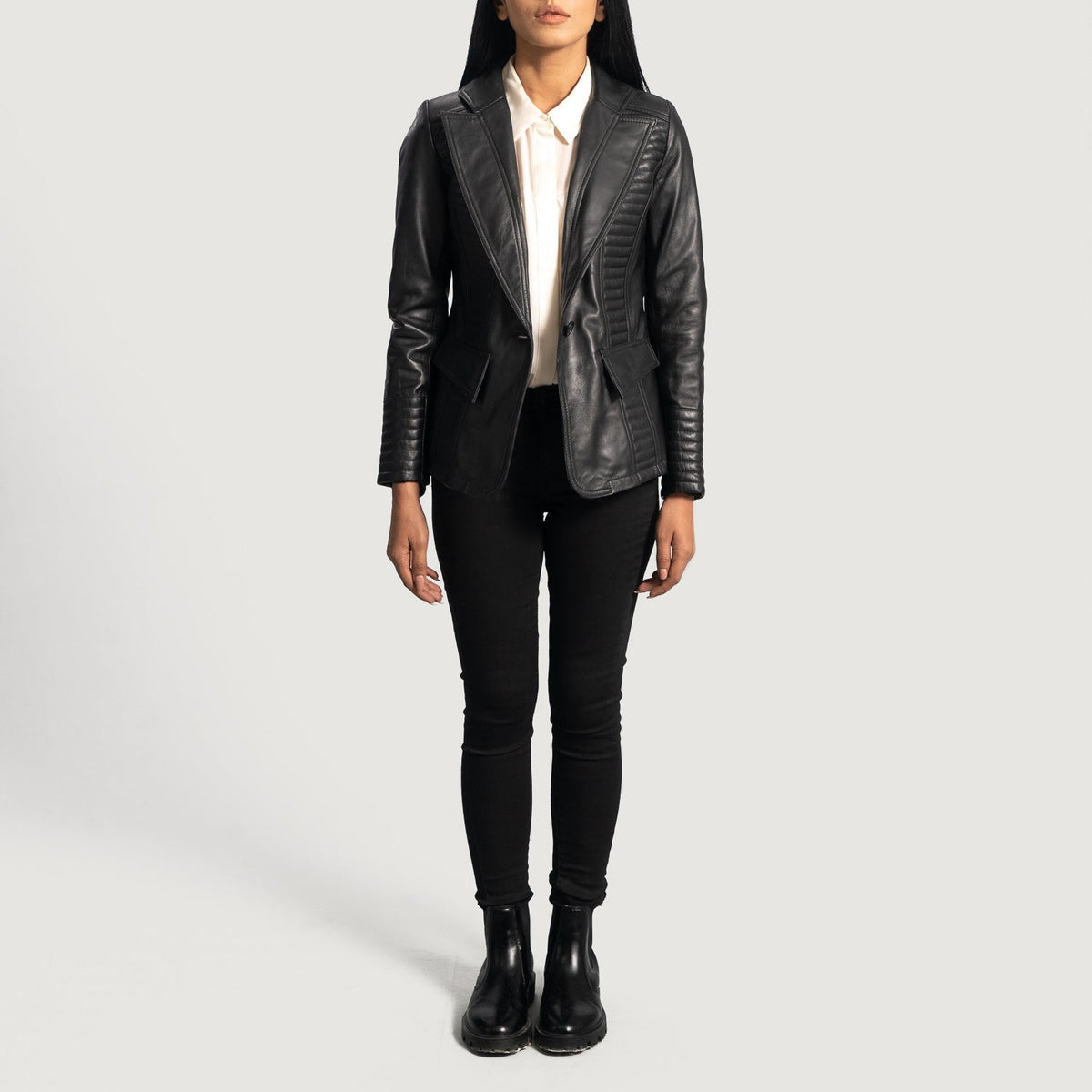 Dettaglio ravvicinato of Notch &amp; Button Hardware on Women's Selina Nero Blazer in Pelle in Pelle da Donna