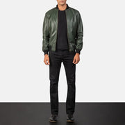 Dettaglio ravvicinato of Rib Knit &amp; Zipper Hardware on Men's Shane Army Green Leather Bomber Jacket