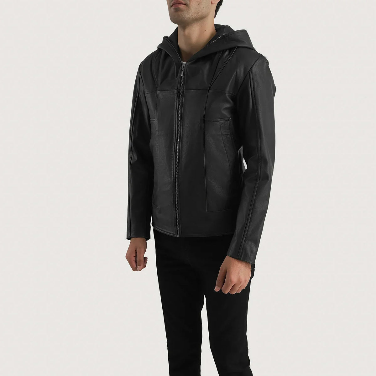
Spratt Nero Hooded Giacca in Pelle da Uomo - Vista laterale che mostra il taglio ergonomico delle maniche