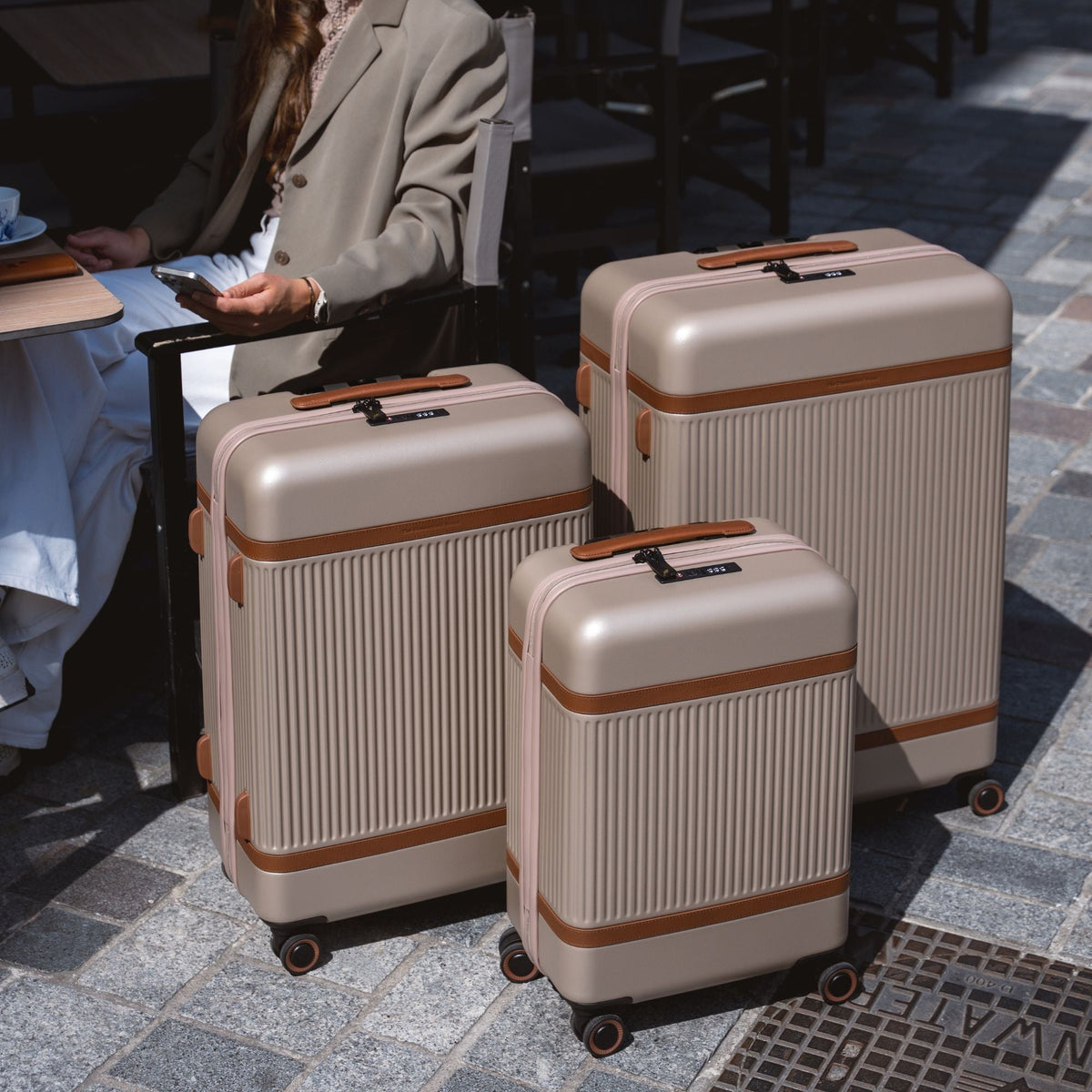 Classic 100% Full-Grain leather Goods - Vista posteriore Showing Tailored Shoulder Fit &amp; Clean Hemline