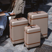 Classic 100% Full-Grain leather Goods - Vista posteriore Showing Tailored Shoulder Fit &amp; Clean Hemline