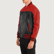 
Prospettiva indossata di Terrance Black & Red Leather Varsity Jacket su modello - Drappeggio naturale alla luce del giorno