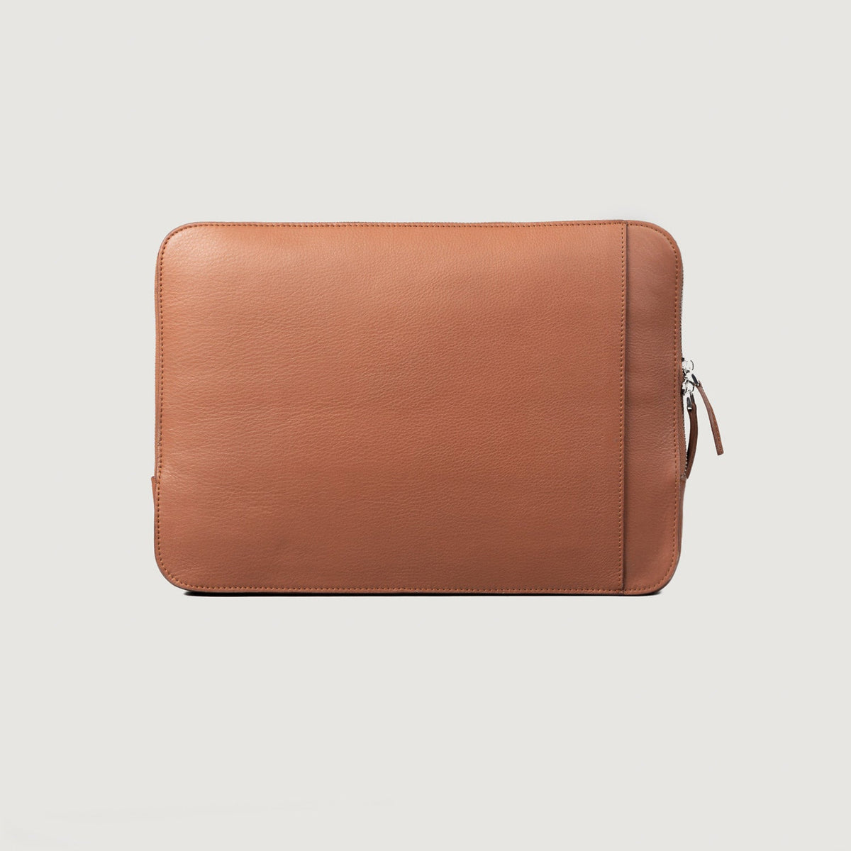 
The Baxter Brown Leather Laptop Sleeve For Men & Women in Brown Full-Grain Leather - Vista frontale e silhouette sartoriale | Acquista online