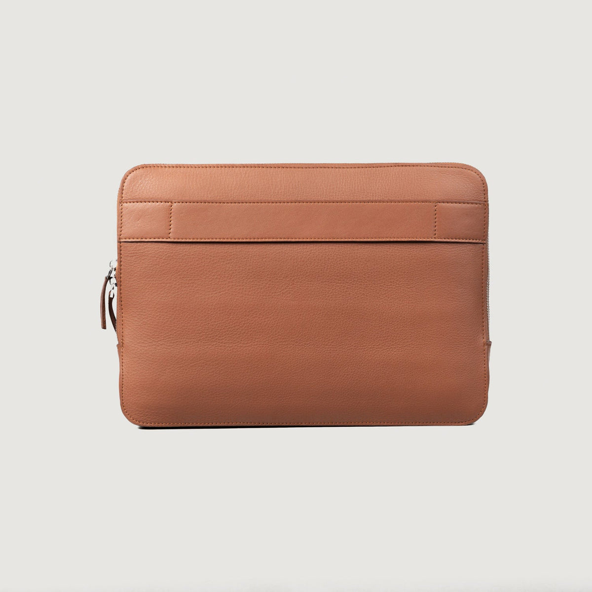 
The Baxter Brown Leather Laptop Sleeve For Men & Women - Vista laterale che mostra il taglio ergonomico delle maniche
