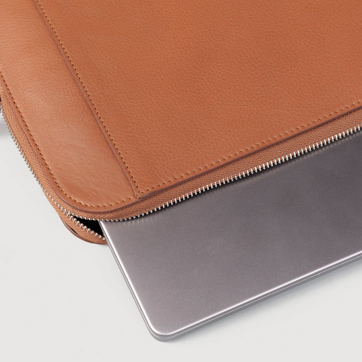 
Dettaglio ravvicinato of Classic Collar & Heavy-Duty Zipper Hardware on The Baxter Brown Leather Laptop Sleeve For Men & Women