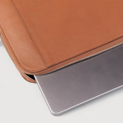 
Dettaglio ravvicinato of Classic Collar & Heavy-Duty Zipper Hardware on The Baxter Brown Leather Laptop Sleeve For Men & Women