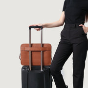 
Prospettiva indossata di The Baxter Brown Leather Laptop Sleeve For Men & Women su modello - Drappeggio naturale alla luce del giorno
