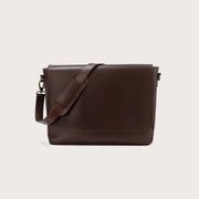 
The Carismatico Vintage Brown Leather Messenger Bag For Men & Women in Vintage Brown Full-Grain Leather - Full Exterior Vista frontale e silhouette sartoriale | Acquista online