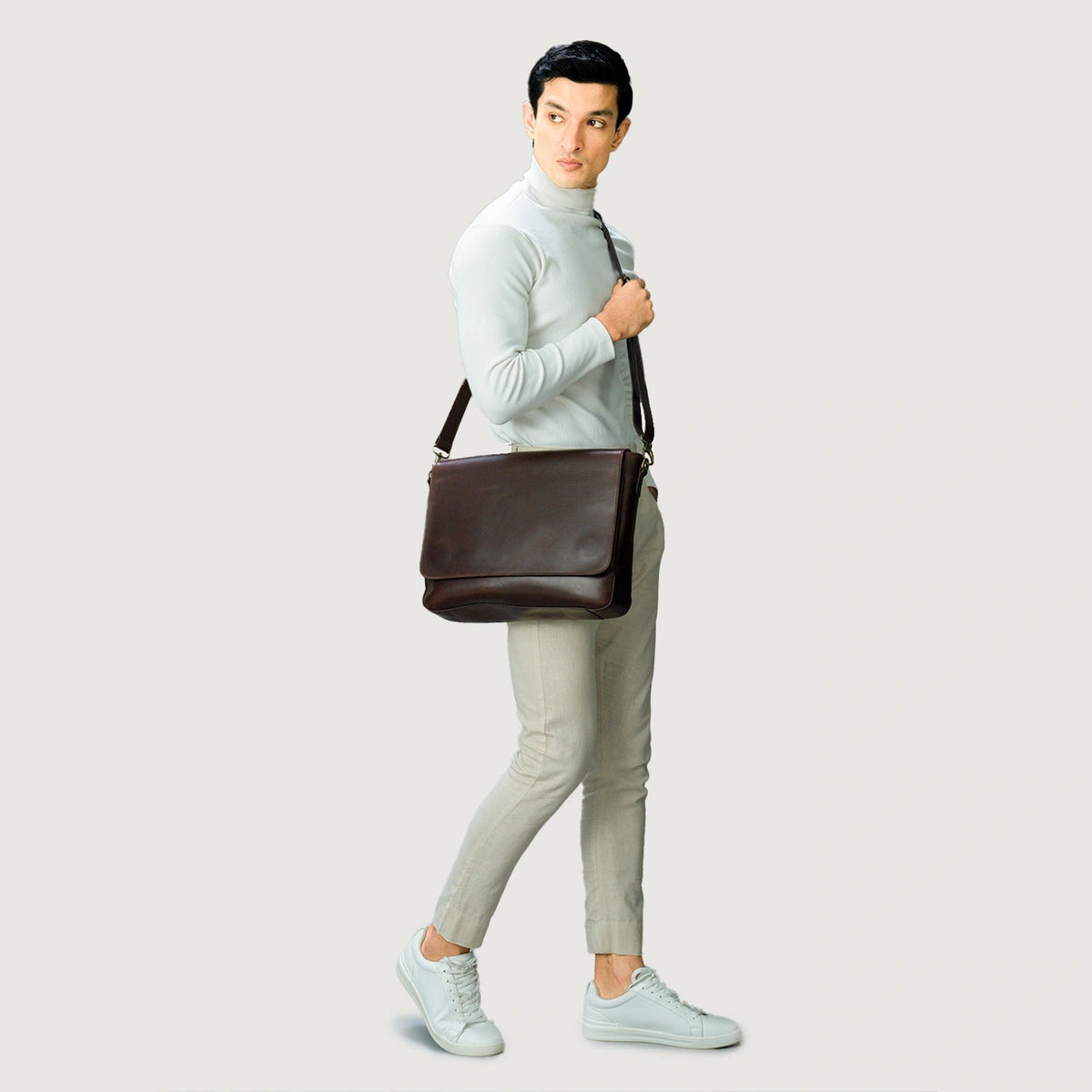 
Vintage Brown Full-Grain Leather Messenger Bag - Prospettiva posteriore con spallacci in pelle rinforzati