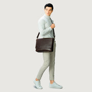 
Vintage Brown Full-Grain Leather Messenger Bag - Prospettiva posteriore con spallacci in pelle rinforzati