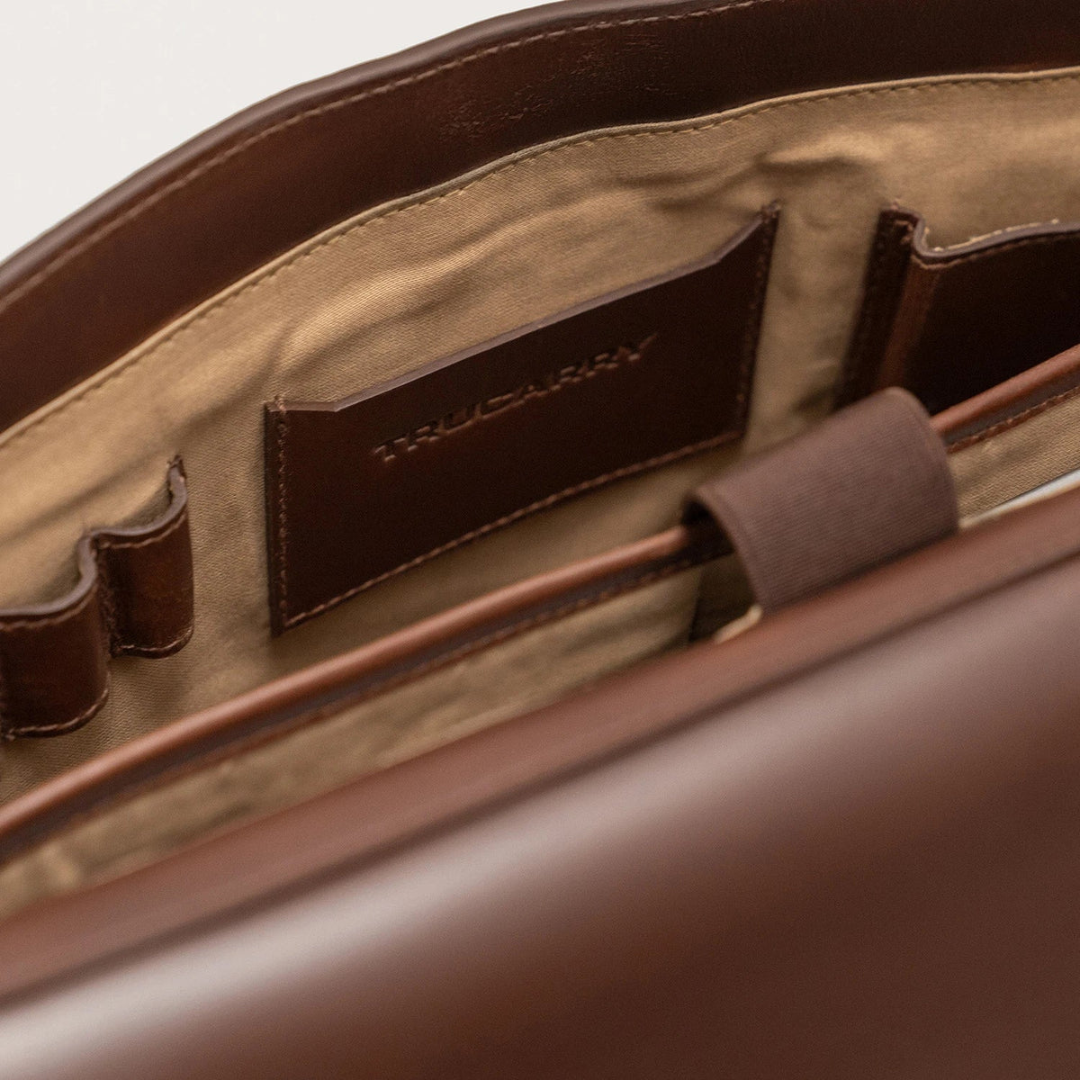 
Vista interna Showing Dedicated Padded Laptop Sleeve & Multi-Compartment Organization