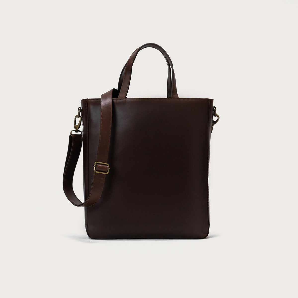 
The Poet Vintage Brown Leather Tote Bag For Men & Women in Vintage Brown Full-Grain Leather - Full Exterior Vista frontale e silhouette sartoriale | Acquista online