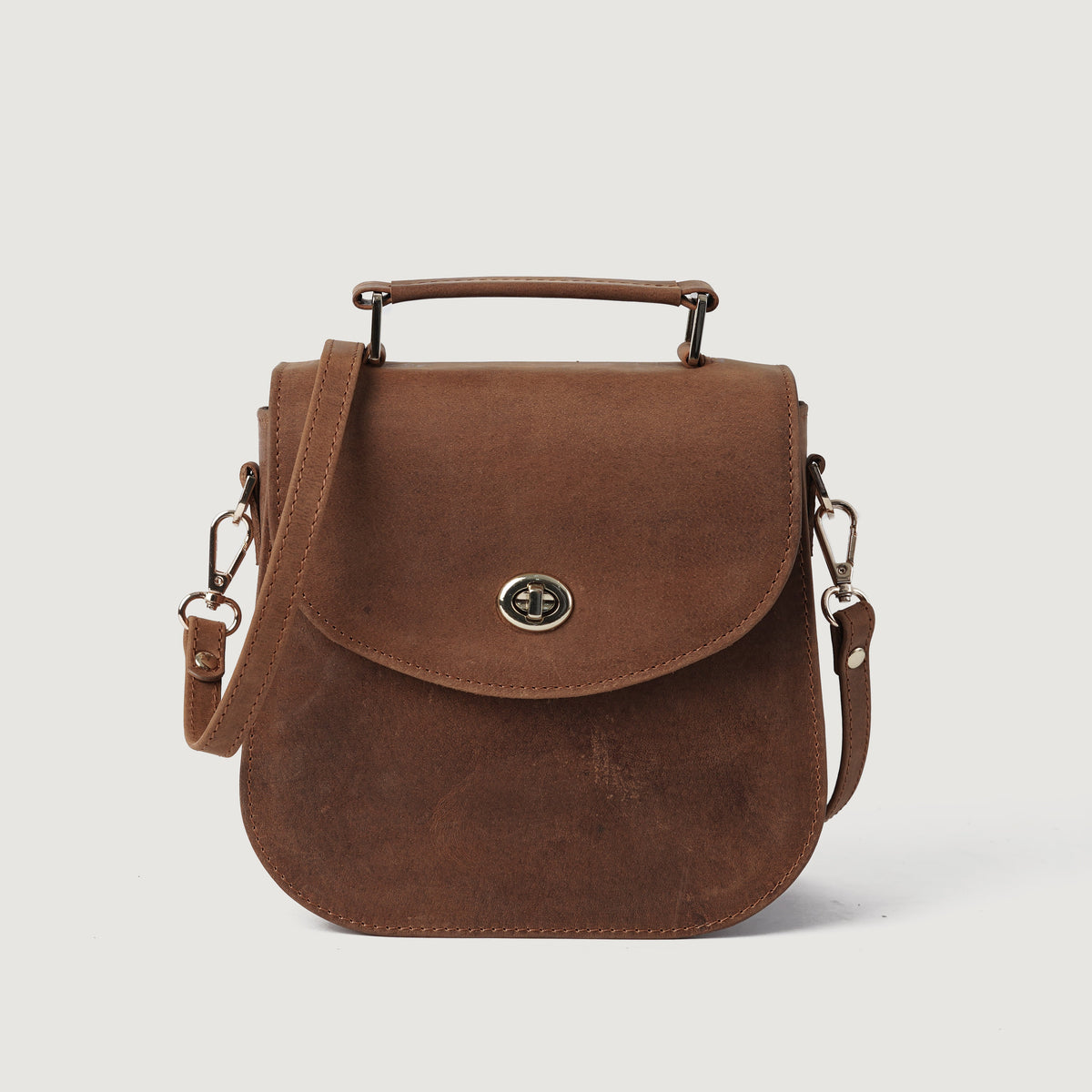 
The Sandra Vintage Cuoio Leather Saddle Bag For Women in Tan Full Grain Naturally Milled Cowhide Leather. - Full Exterior Vista frontale e silhouette sartoriale | Acquista online