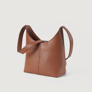 
The Stefani Brown Leather Hobo Bag For Women - Vista laterale che mostra il taglio ergonomico delle maniche