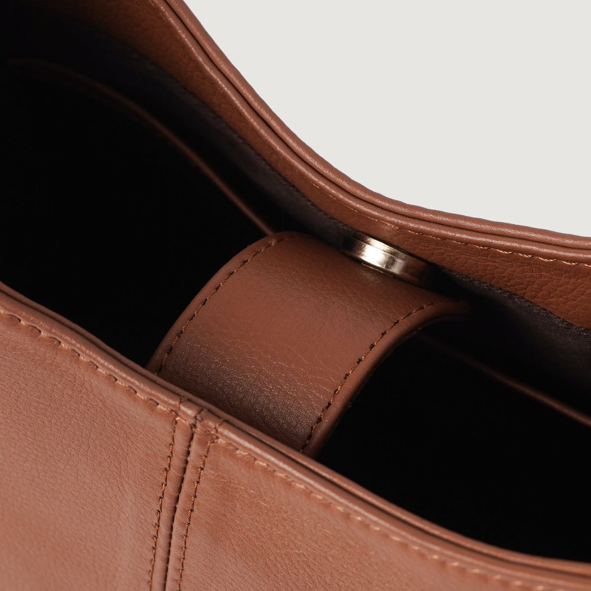 
Prospettiva indossata di The Stefani Brown Leather Hobo Bag For Women su modello - Drappeggio naturale alla luce del giorno