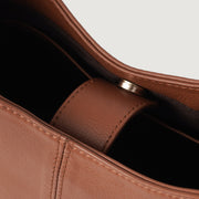 
Prospettiva indossata di The Stefani Brown Leather Hobo Bag For Women su modello - Drappeggio naturale alla luce del giorno