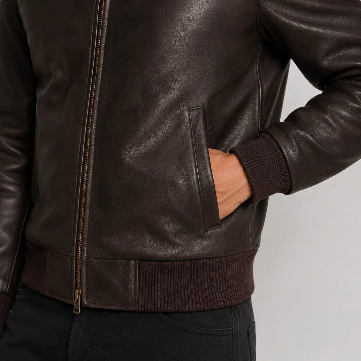 Dettaglio ravvicinato of Classic Collar & Heavy-Duty Zipper Hardware on Dark Brown Sheepskin Leather Bomber Jacket