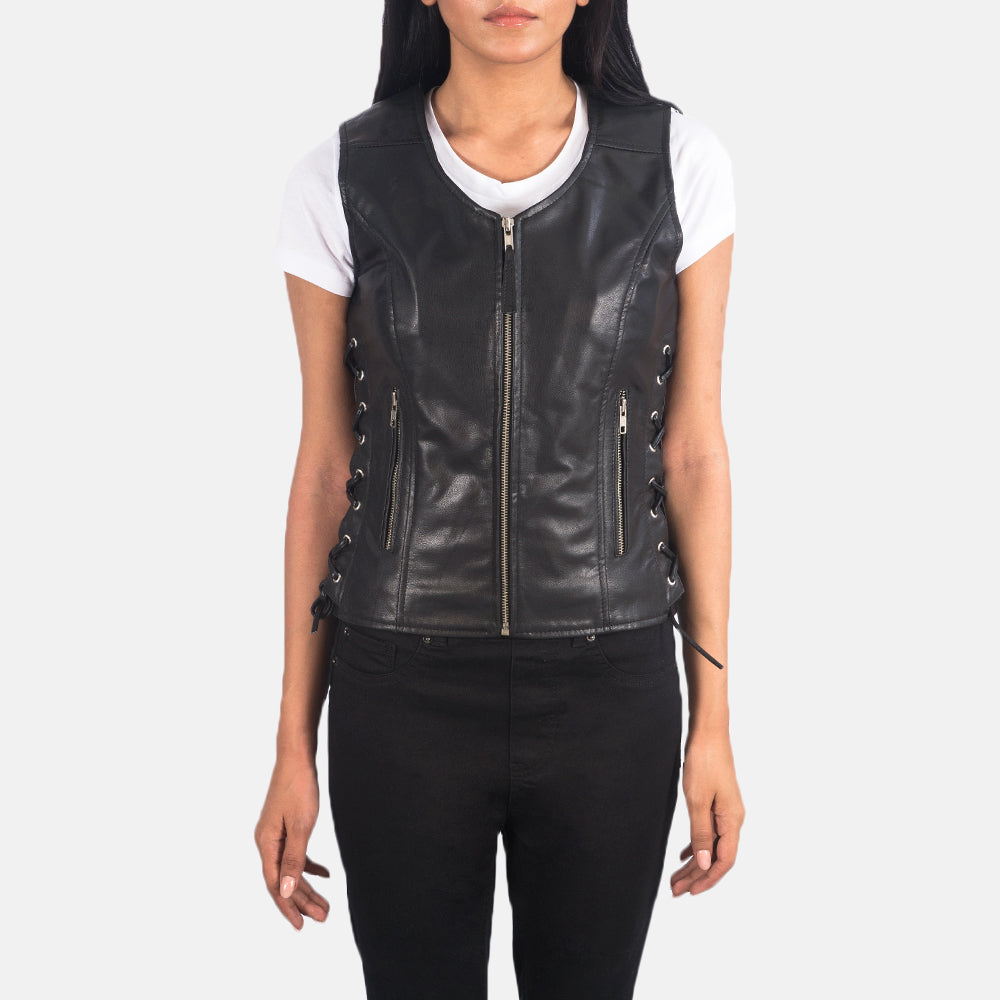 Dettaglio ravvicinato of V-neck &amp; Zipper Hardware on Women's Vanda Nero Leather Biker Vest da Donna