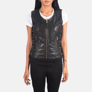 Dettaglio ravvicinato of V-neck &amp; Zipper Hardware on Women's Vanda Nero Leather Biker Vest da Donna