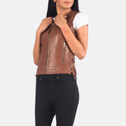 Dettaglio ravvicinato of V-neck &amp; Zipper Hardware on Women's Vanda Marrone Leather Biker Vest da Donna
